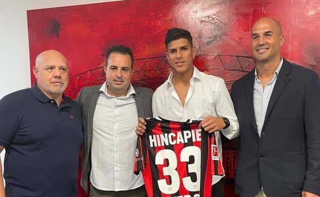Presentación de Piero Hincapié con el Bayer Leverkusen.