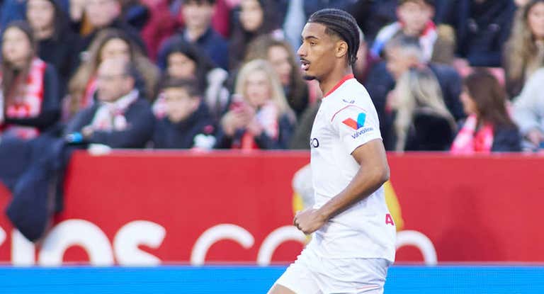 Loïc Badé, en un partido con el Sevilla.