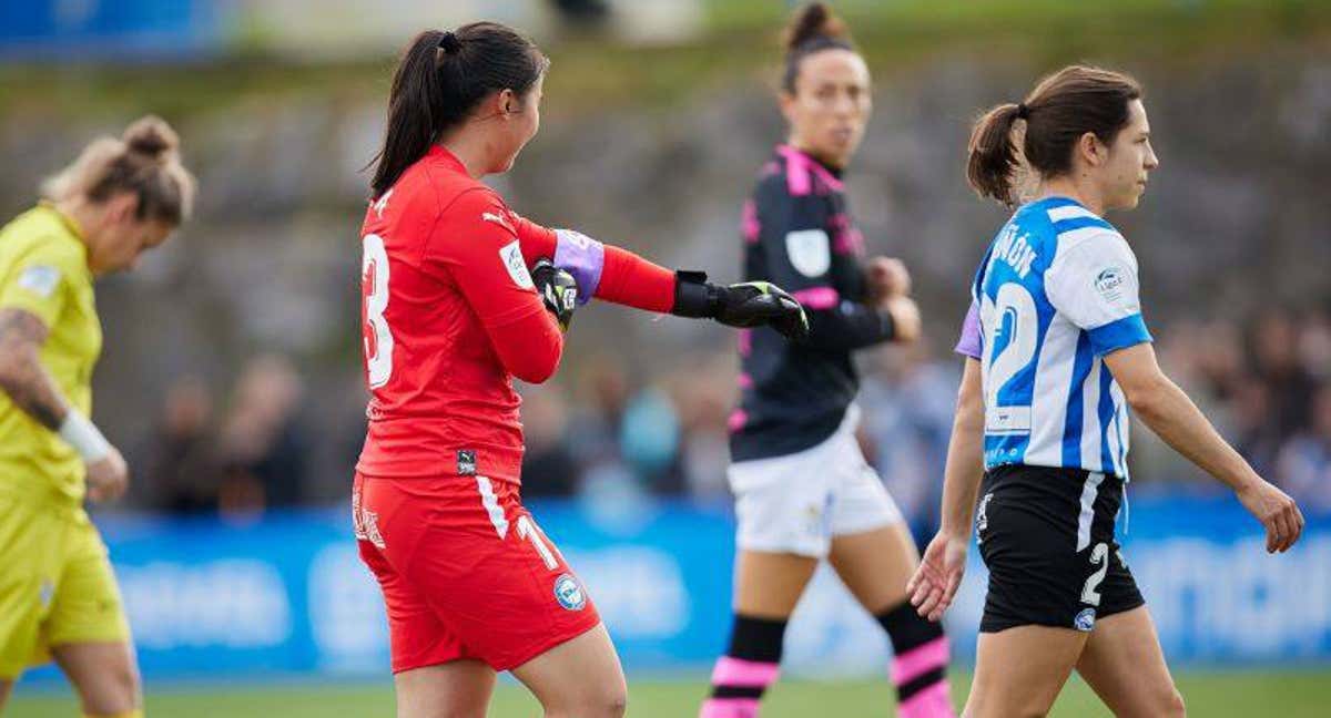 Jana Xin, portera del Alavés, se coloca el brazalete en la previa del Alavés-Sporting de Huelva de la Liga F. /LALIGA