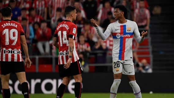 Balde se justifica ante Dani García en una jugada en San Mamés./