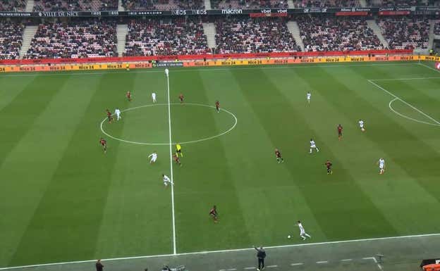 Situación en la que se genera un espacio enorme entre Todibo, central diestro, y el lateral.