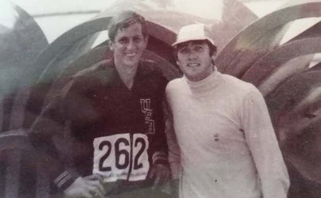 Luis María Garriga (derecha) junto a Dick Fosbury tras la final olímpica de salto de altura, en México '68.  LUIS MARÍA GARRIGA