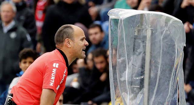 Mucho más VAR, con errores más graves y peores críticas