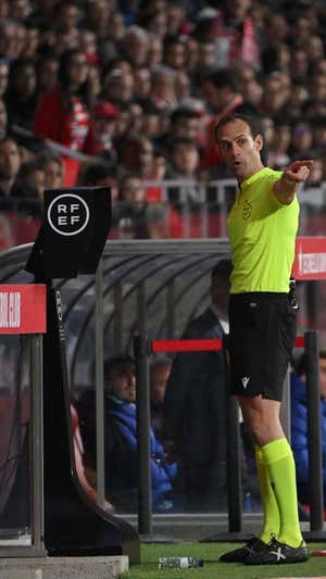 Melero López no decretó mano de Romeu porque Mario Hermoso hizo antes falta en el minuto 49.  AFP
