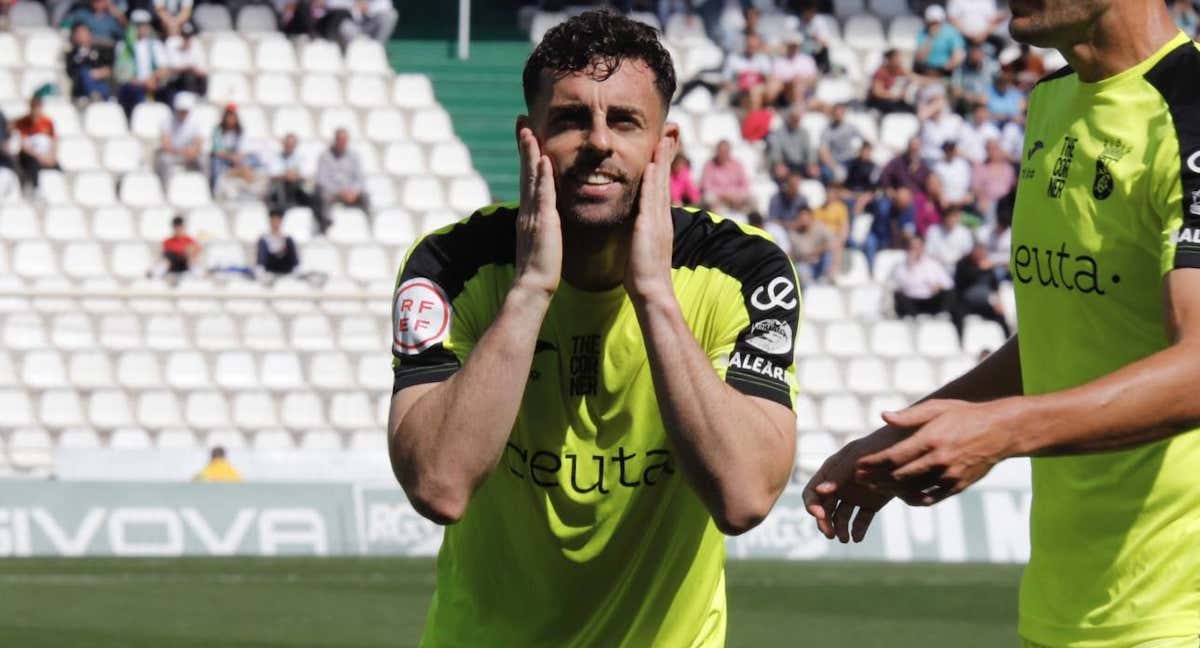 Rodri Ríos dedicándole el gol a su padre ante el Córdoba /AD CEUTA