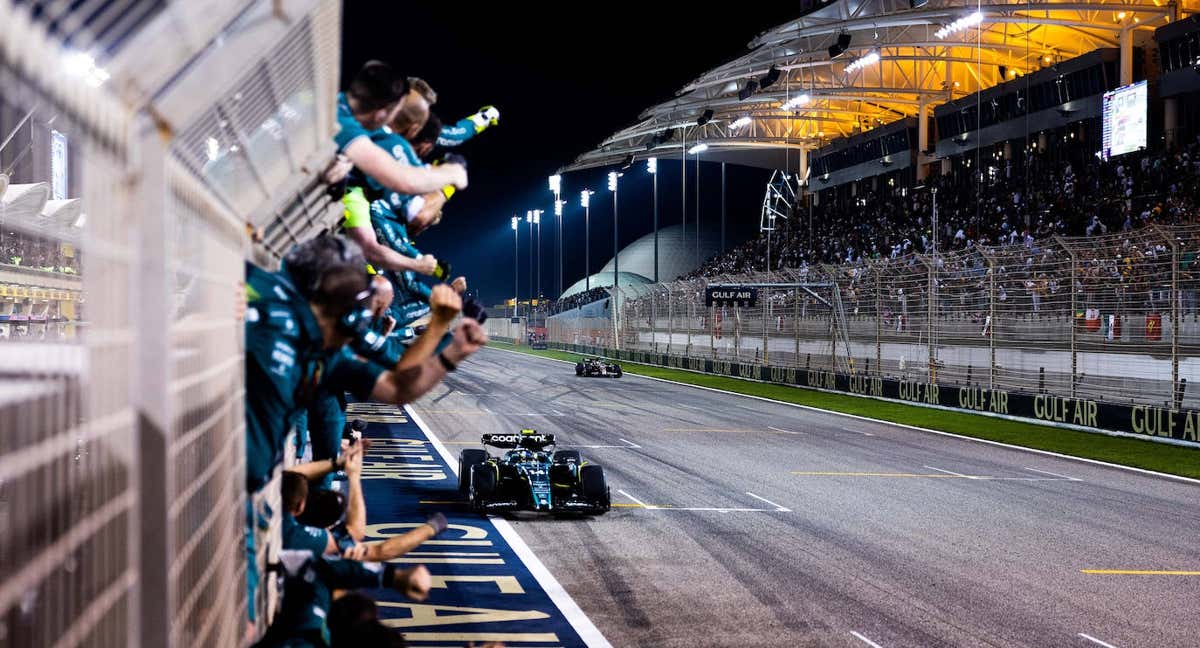 Fernando Alonso cruza la línea de meta del GP de Baréin de F1 2023. /Aston Martin