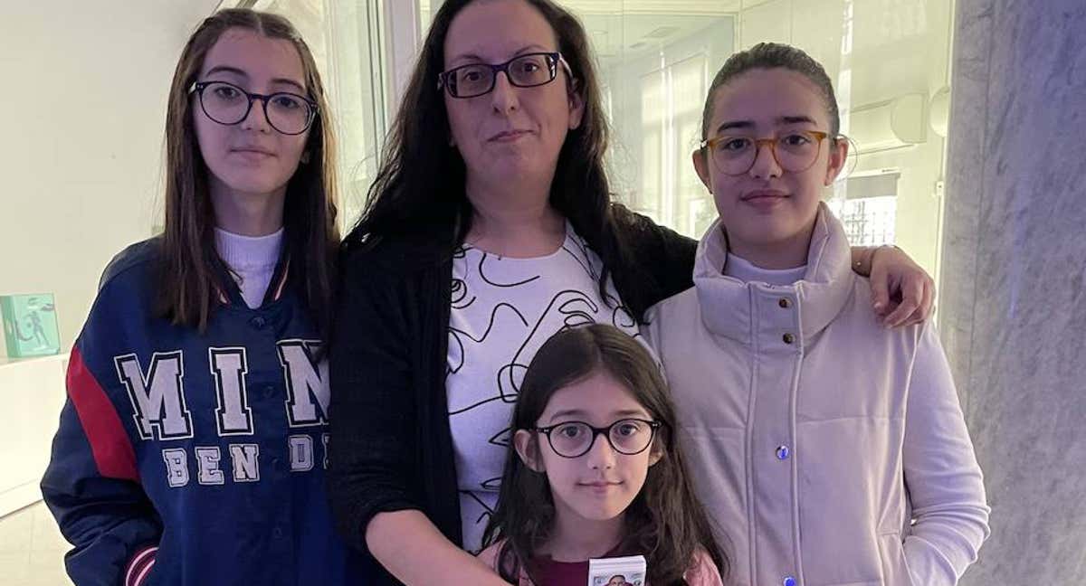 María Vázquez y sus tres hijas, Rocío, María y Sofía, posan para Relevo. /RELEVO
