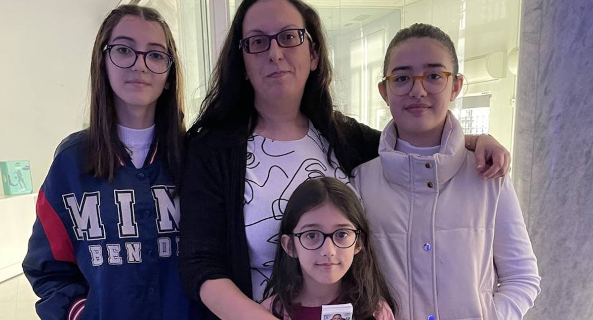 María Vázquez y sus tres hijas, Rocío, María y Sofía, posan para Relevo.