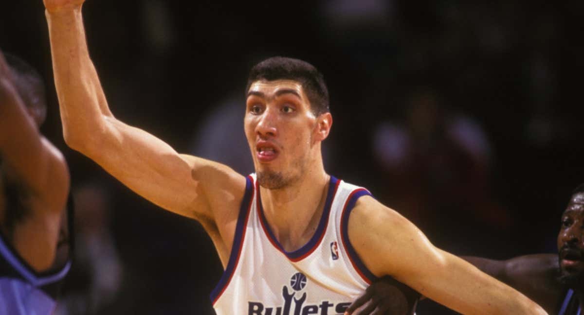 Gheorghe Muresan pide el balón en su etapa con los Wizards./Getty Images