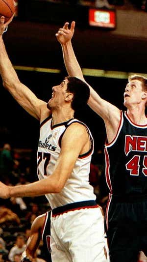 Muresan y Shawn Bradley, las dos torres de la NBA. AFP