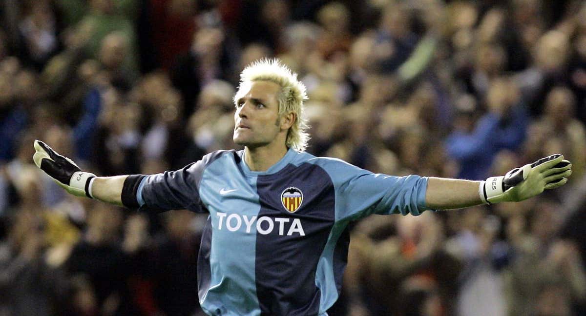 Santiago Cañizares en un partido con el Valencia /EFE.