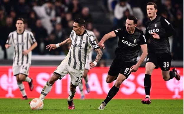 Di María, en un partido con la Juve.  AFP
