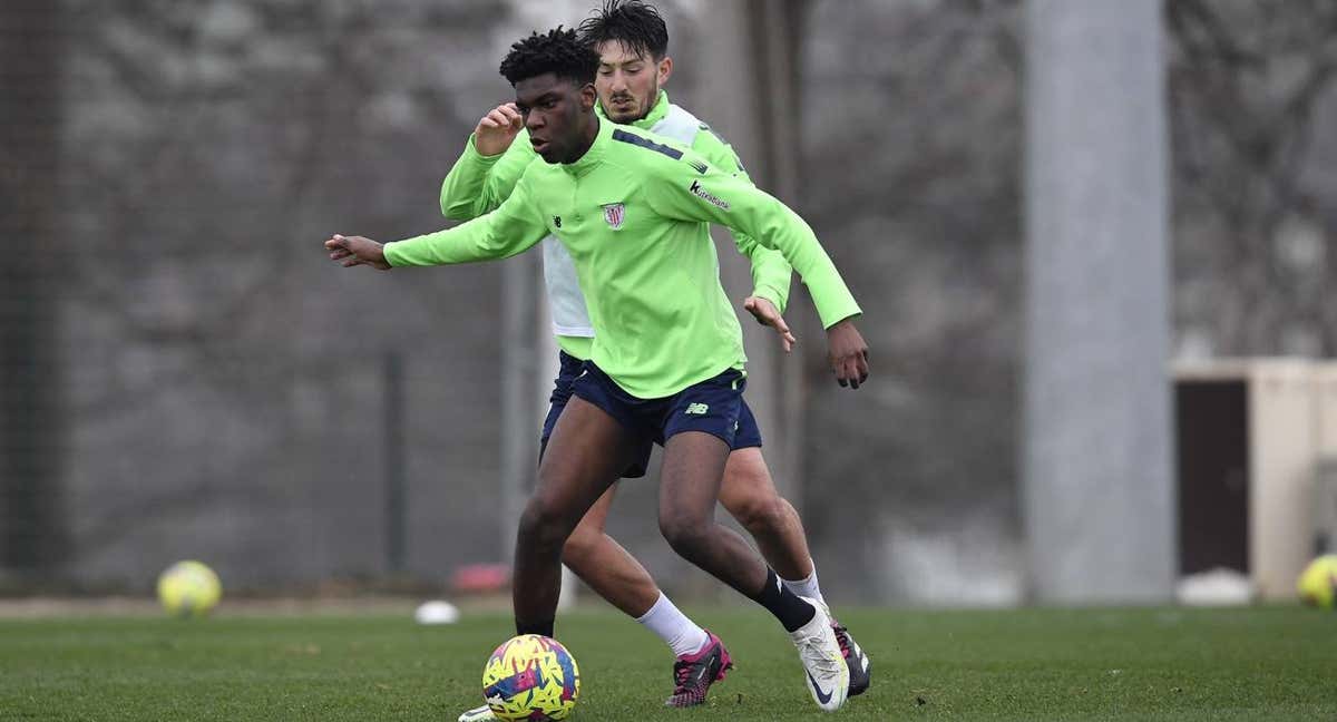 Junior Bita, junto a Vencedor, en uno de sus entrenamientos con el primer equipo./Athletic Club