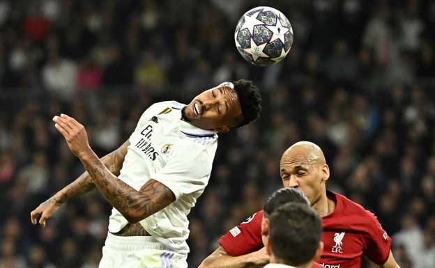 Militao, imperial, despeja un balón.  AFP
