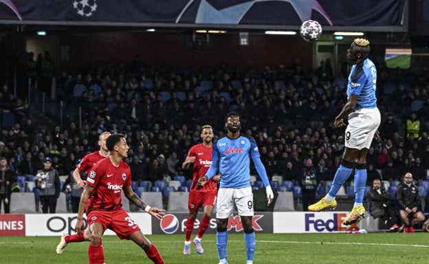 El salto de Osimhen en el primer gol del Nápoles.  EFE