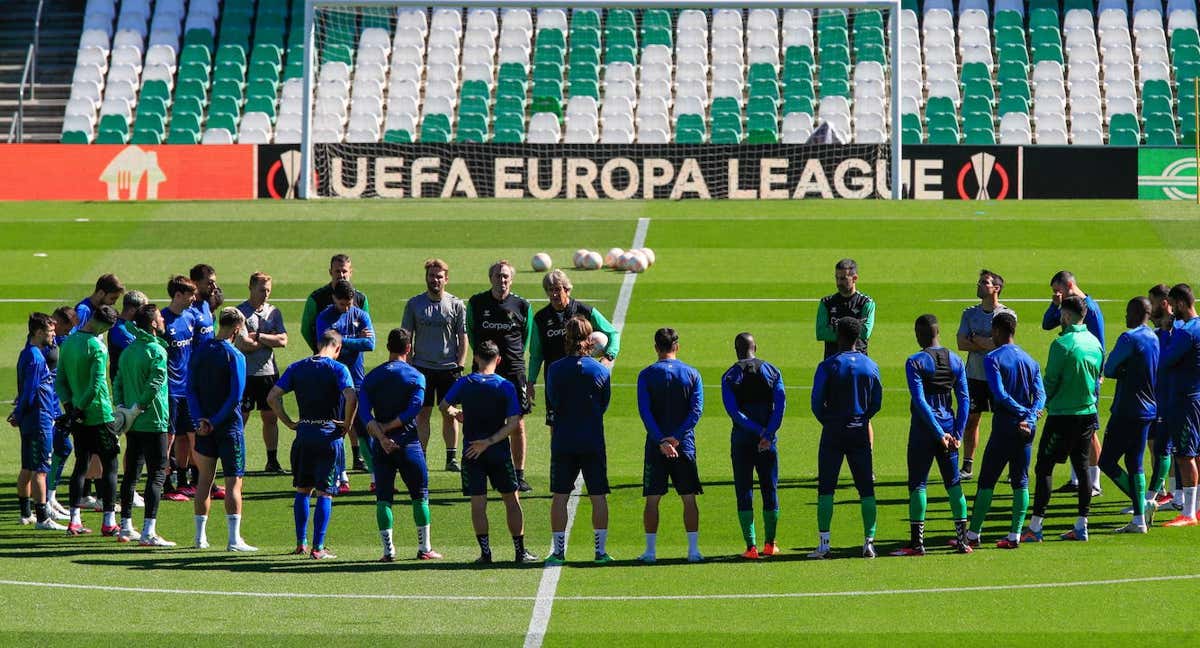 Los jugadores del Betis, durante un entrenamiento. /EFE