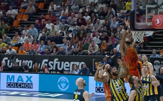 James Webb III se eleva ante la atenta mirada del resto de jugadores.  DAZN
