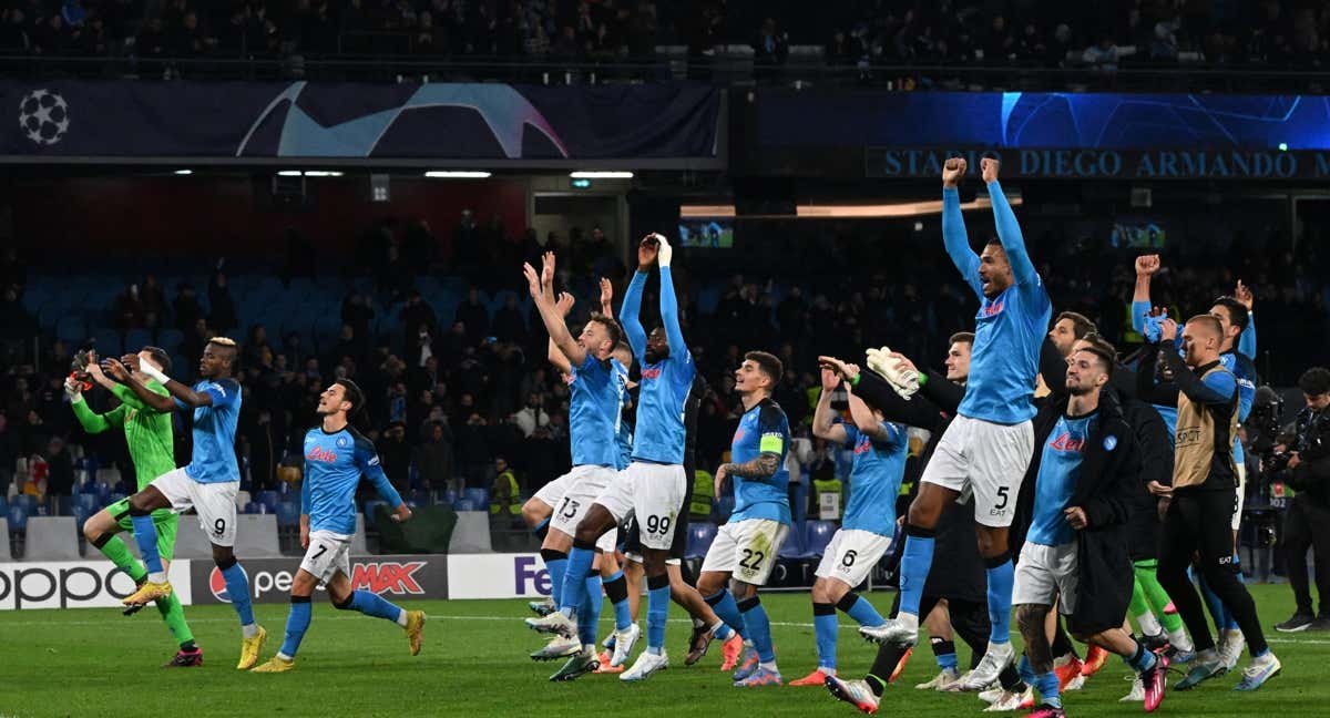 El Nápoles celebrando su pase a cuartos de final de la Champions League. /EFE