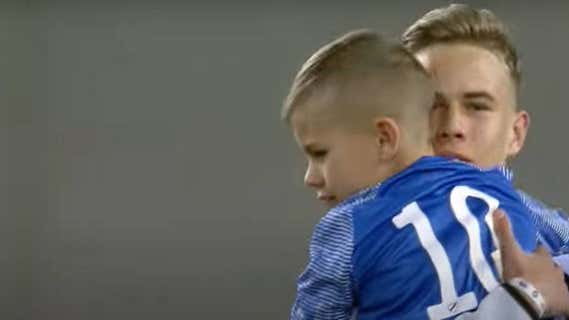 El niño llora desconsolado después de que el portero evitase que marcase gol. /RELEVO