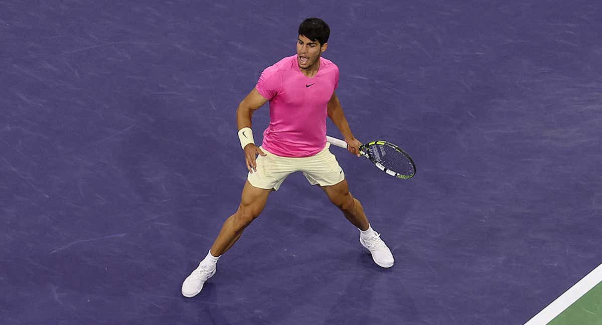 Alcaraz celebra un punto ante Auger-Aliassime en Indian Wells. /JULIAN FINNEY / GETTY IMAGES