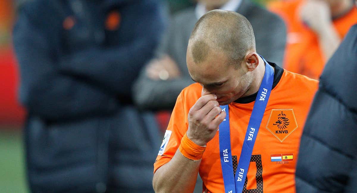 Sneijder, con la medalla de plata, se lamenta tras perder la final ante España. /Getty