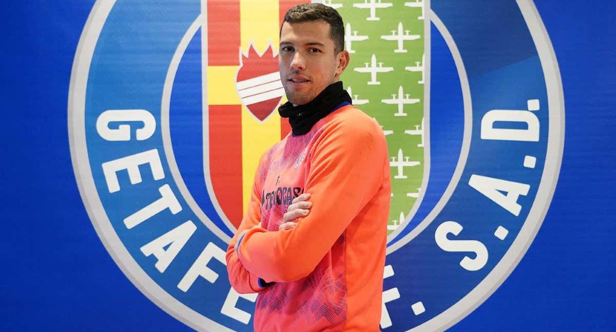 David Soria posa delante del escudo del Getafe.
