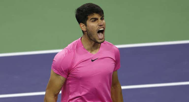 Alcaraz celebra un punto en Indian Wells.