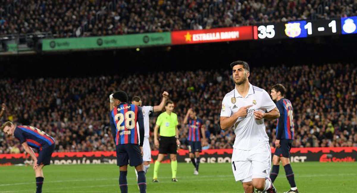 Marco Asensio se señala el escudo del Real Madrid tras el gol que posteriormente se anularía.