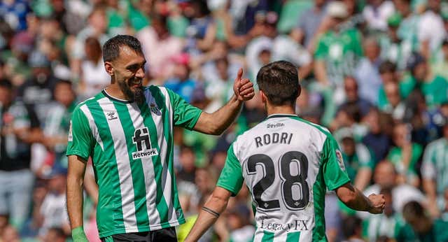 El instinto del Panda mantiene el pulso del Betis por la Champions