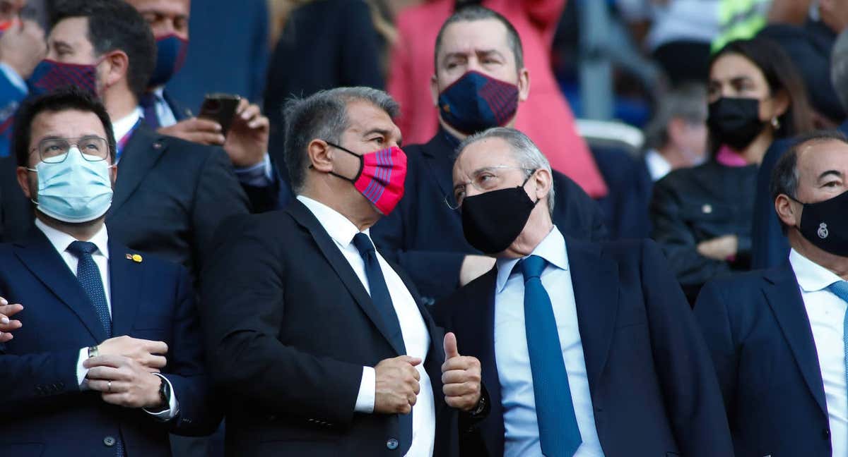 Joan Laporta y Florentino Pérez conversan en el palco del Camp Nou en 2021. /AFP