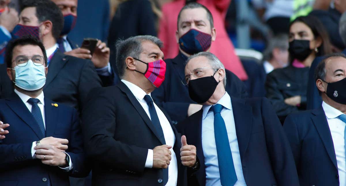 Joan Laporta y Florentino Pérez conversan en el palco del Camp Nou en 2021.
