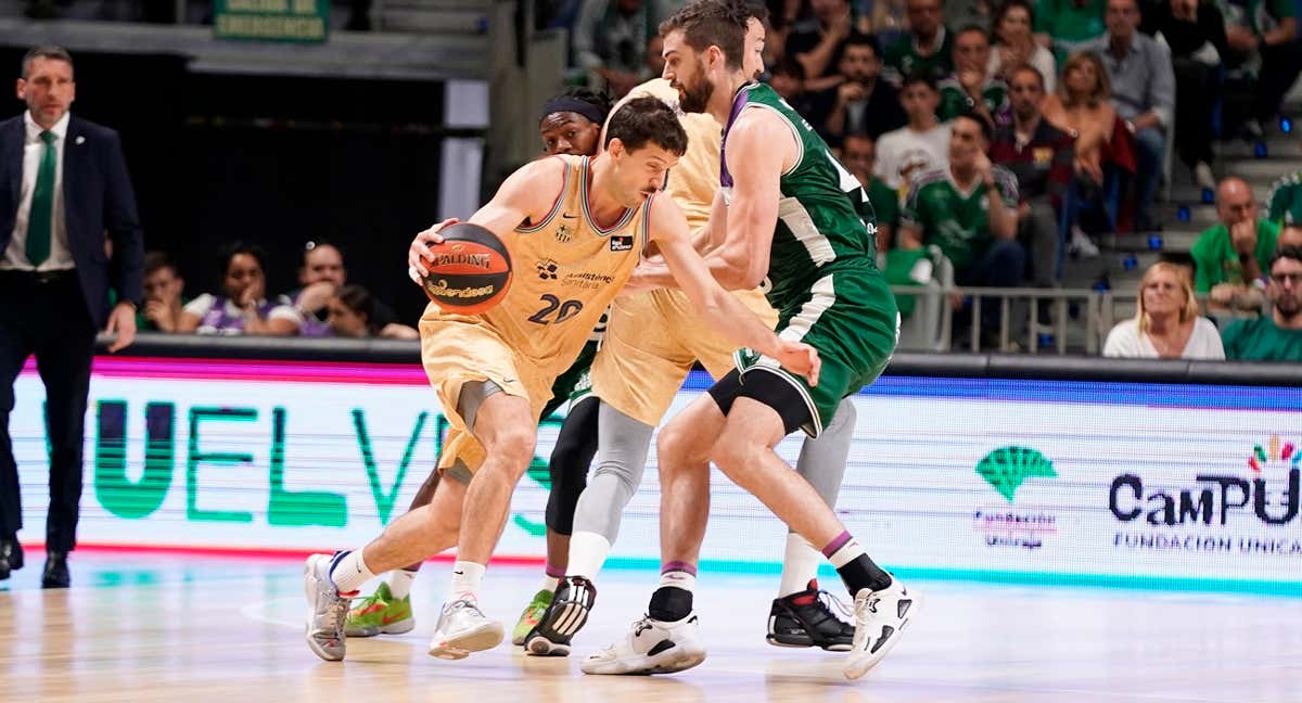 NICO LAPROVITTOLA TRATA DE SUPERAR LA DEFENSA DEL UNICAJA EN UN BLOQUEO/ ACB PHOTO