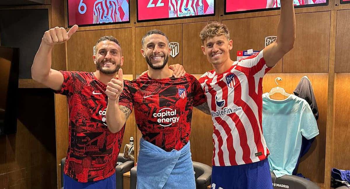 Koke, Mario Hermoso y Marcos Llorente, en el vestuario del Metropolitano tras el 3-0 ante el Valencia. /INSTAGRAM KOKE