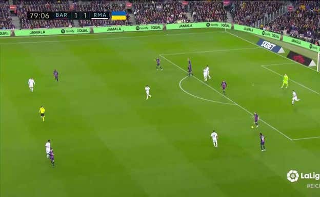 De Jong recibe un pase de Ter Stegen.