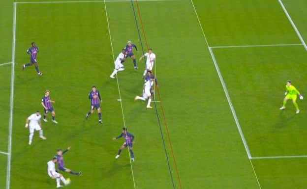 Momento en el que impacta Carvajal con el balón.