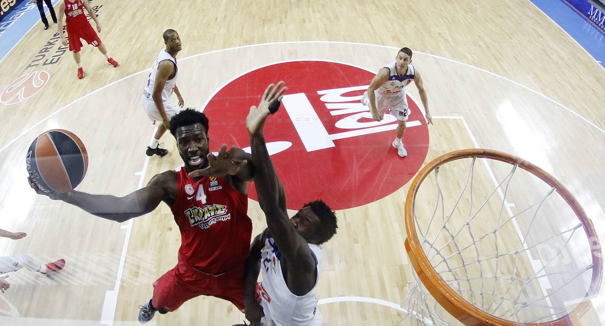 Patric Young intenta anotar en un partido de Euroliga entre Olympiacos y Real Madrid.