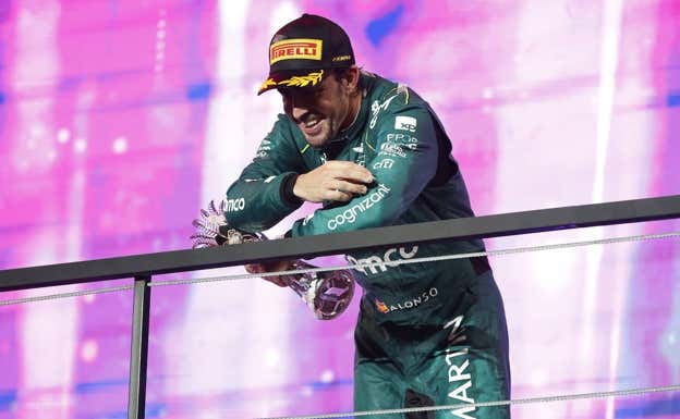 Fernando Alonso celebra su podio 100 en la F1 en el GP de Arabia Saudí.  Aston Martin