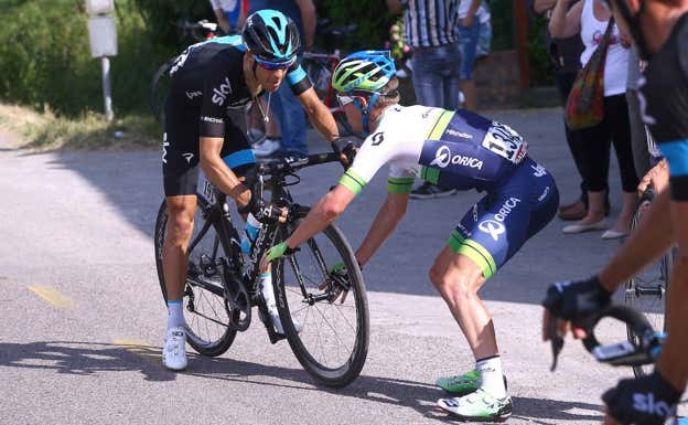 Simon Clarke ayuda a Richie Porte, de negro, tras prestarle su rueda delantera en la 10ª etapa del Giro 2015.  GETTY