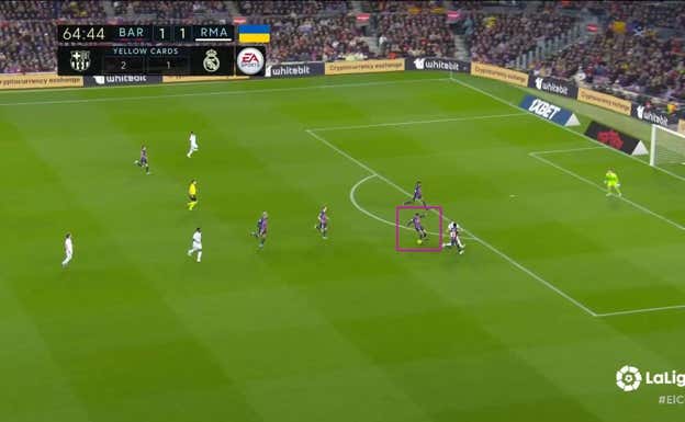 Con mucha velocidad e intuición, el danés se gira e intercepta el pase para Benzema, cortando una acción de mucho peligro.