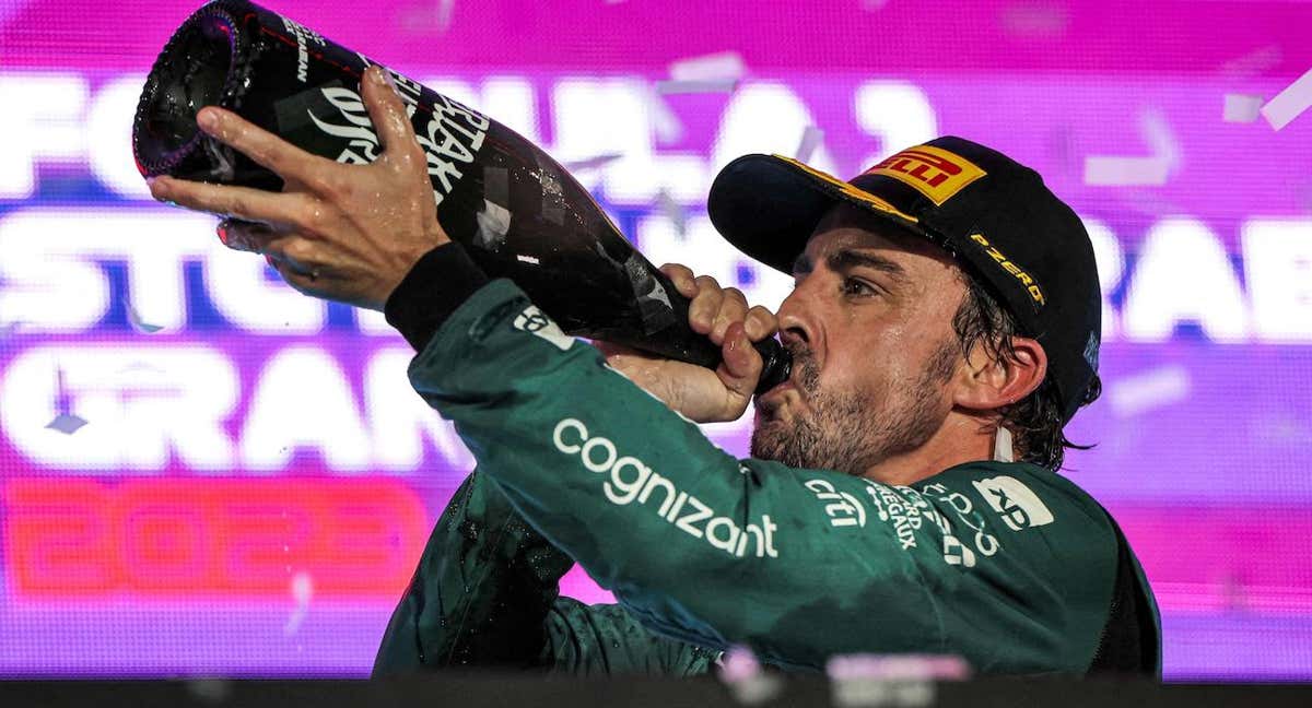 Fernando Alonso bebe una botella de champán en el podio de Arabia Saudí. /Reuters