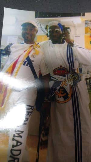 Bala (derecha), junto a un amigo yendo al Bernabéu. Relevo