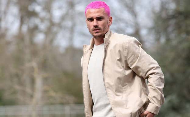 Griezmann, ayer en su llegada a la concentración de Francia.  REUTERS