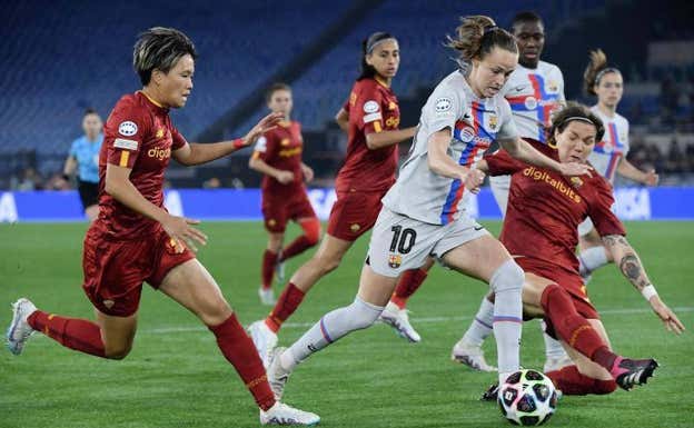 Caroline Hansen, rodeada de jugadoras de la Roma.  AFP