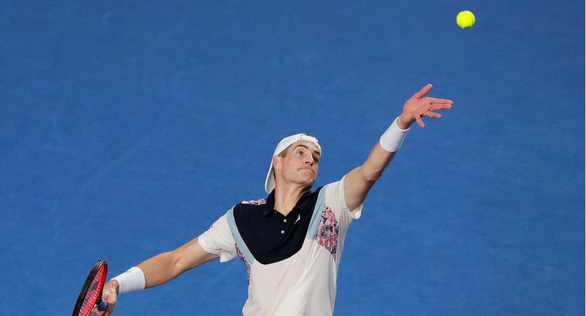 John Isner ejecutando un saque./Reuters