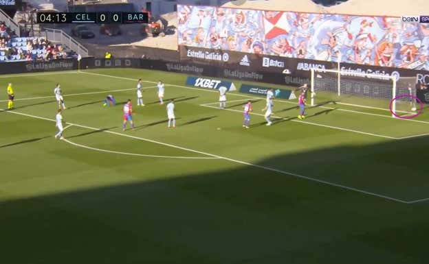 Resultado distinto, al acabar la pelota en el palo largo del portero, con un recorte seco y un disparo ajustado, sin apenas tiempo.