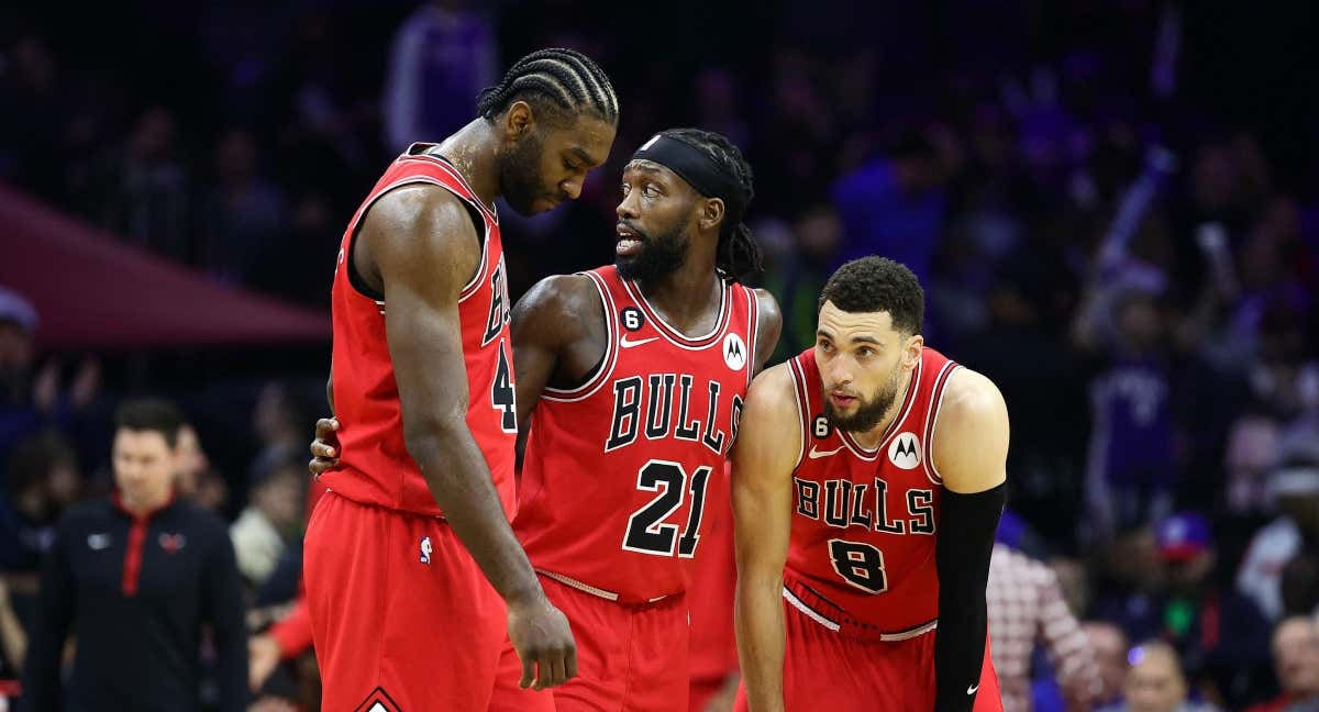 Patrick Beverley habla con Patrick Williams y Zach LaVine./Reuters