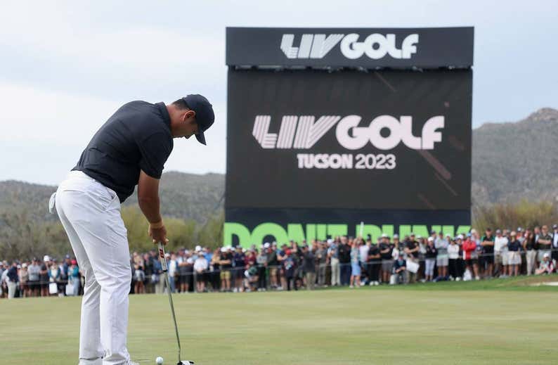 El LIV Golf reduce los premios