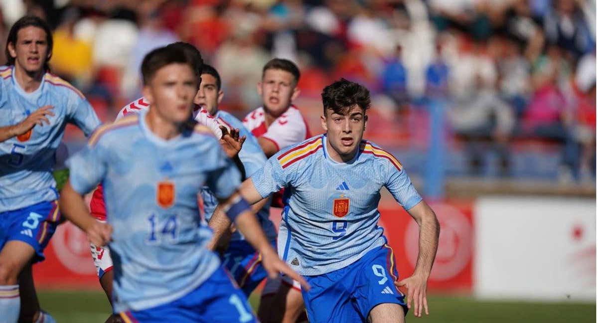 Barberà, delantero del Barça, espera para rematar una jugada de estrategia. /RFEF