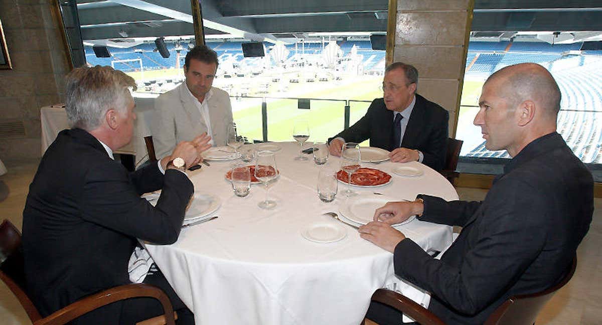 José Ángel Sánchez, director general del Madrid, entre Ancelotti y Florentino, y con Zidane./GETTY