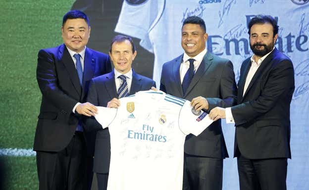 José Ángel Sánchez, al lado de Ronaldo, en un acto del Real Madrid.